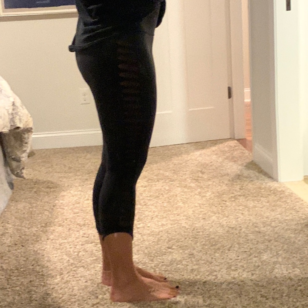 Lululemon crop. Size 6, EUC. No rips or pilling. Mesh detailing on sides